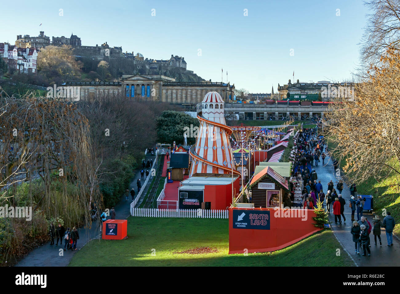 Blick auf Santa Land mit dem Scottish National Galerien und Burg von Edinburgh's Christmas 2018 in der Princes Street Gardens Edinburgh Schottland Großbritannien Stockfoto