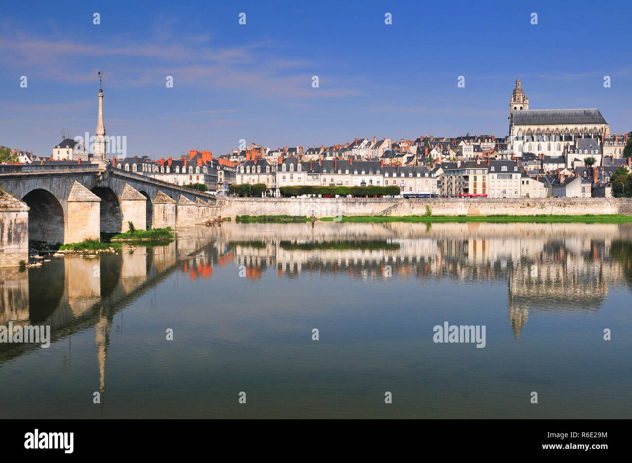 Altstadt von Blois im Loire-tal Frankreich die Kathedrale von St. Louis auf der Oberseite Stockfoto