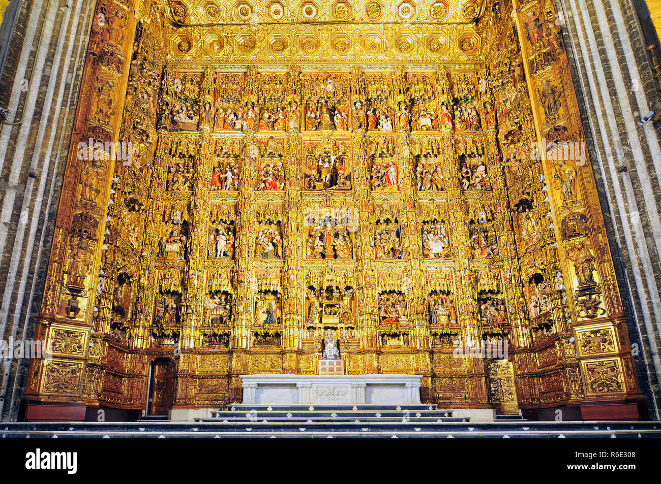 Die beeindruckenden verzierten vergoldeten Altar in der Kathedrale von Sevilla Sevilla Spanien Stockfoto