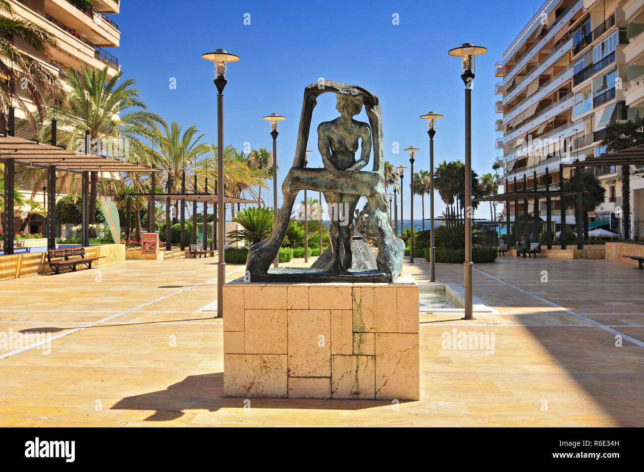 Marbella, Costa del Sol, Provinz Malaga Spanien Statue von Salvador Dali 1904 bis 1989 an der Avenida Del Mar Stockfoto