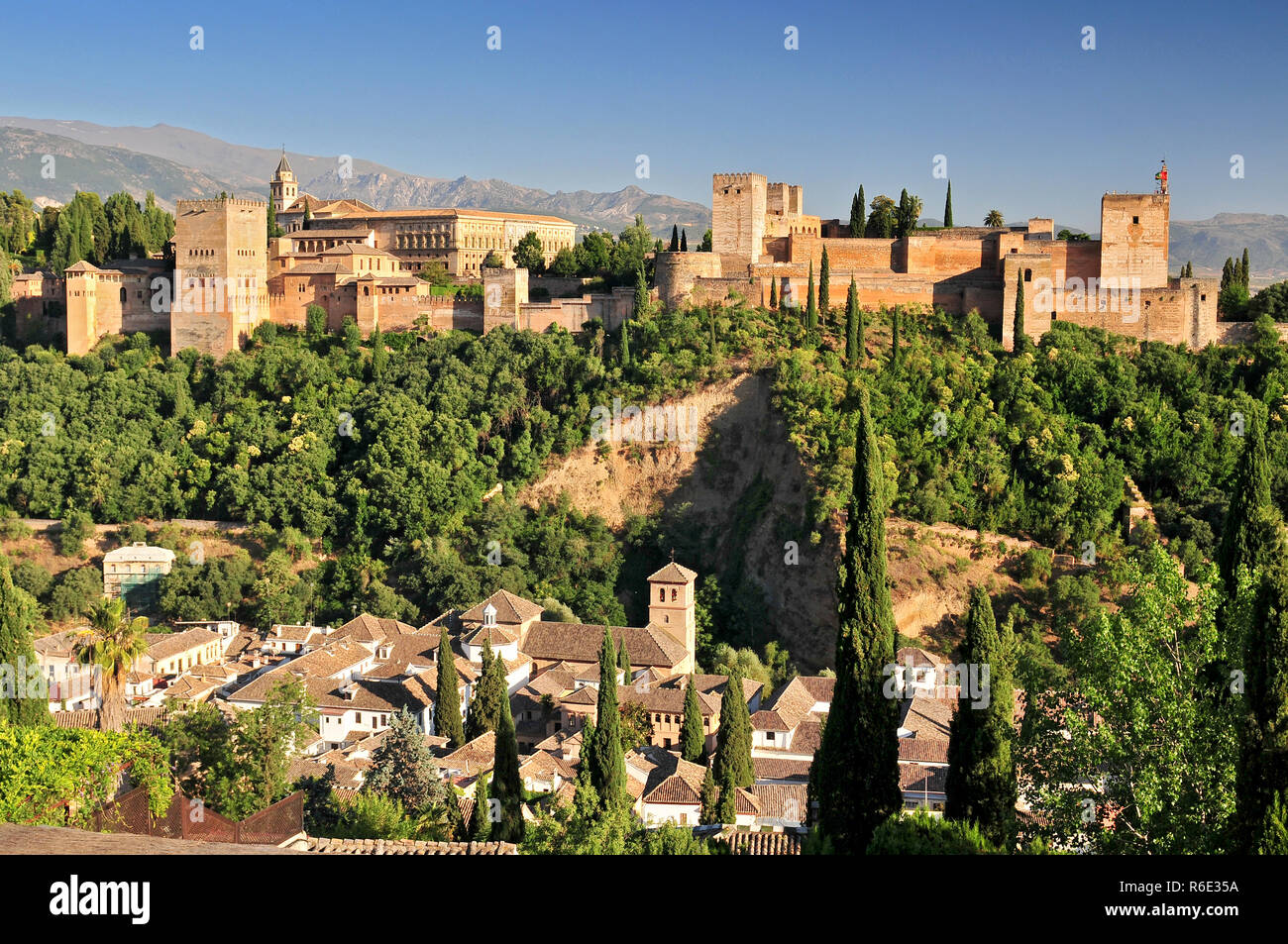 Spanien Andalusien Granada Blick vom Patio de la Acequia, Alhambra, Gesamtansicht der Alcazaba Stadt Burg auf dem Hügel Sabikah Stockfoto