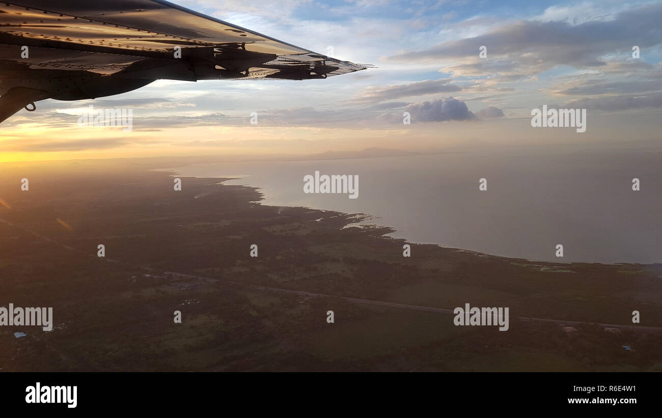 Sonnenaufgang vom Flugzeug Fenster. Air Travel Concept Stockfoto