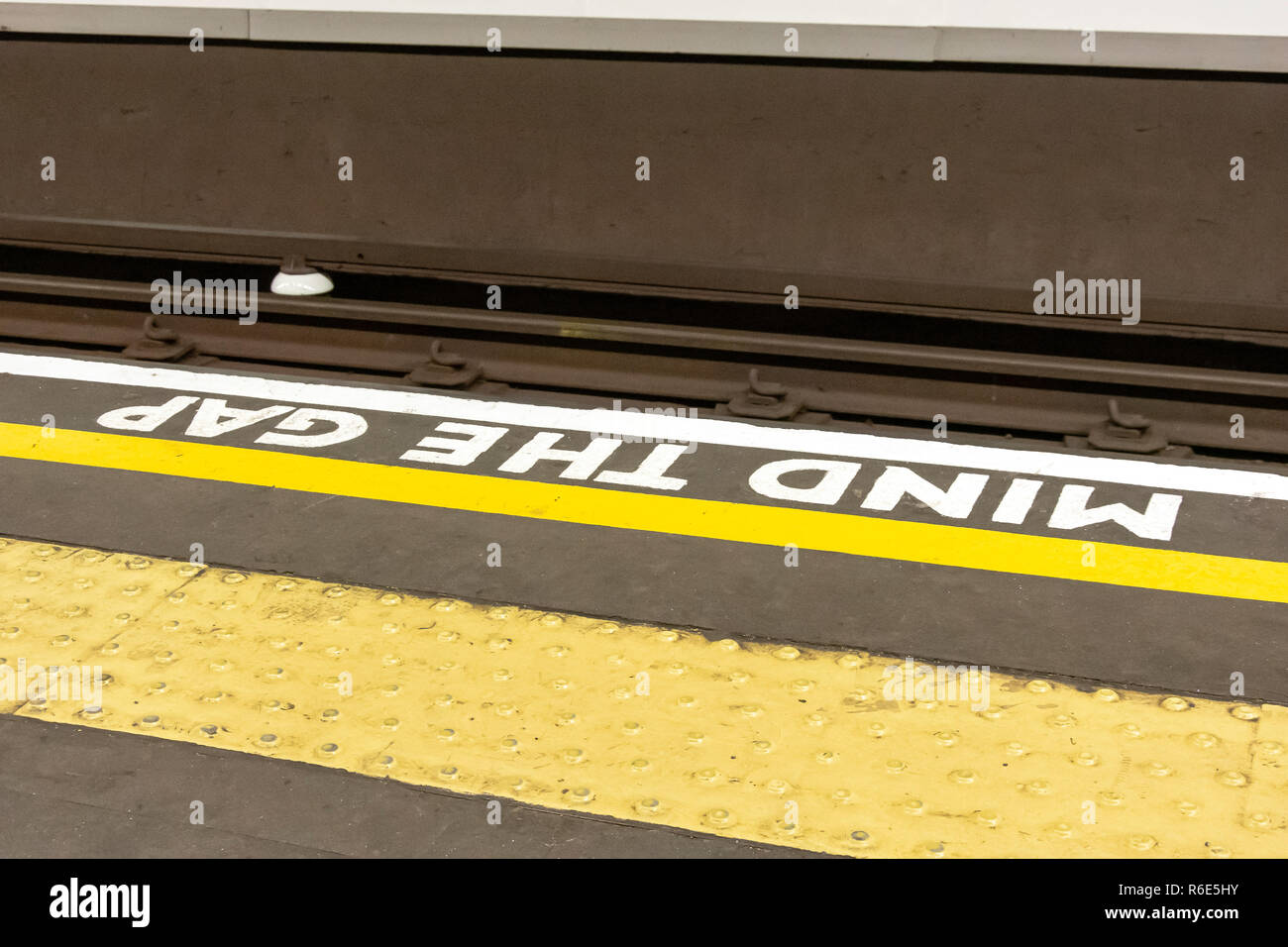 "Mind the Gap"-Zeichen auf der Plattform der Londoner U-Bahn Northern Line, Londoner Stadtteil Camden, Greater London, England, Vereinigtes Königreich Stockfoto