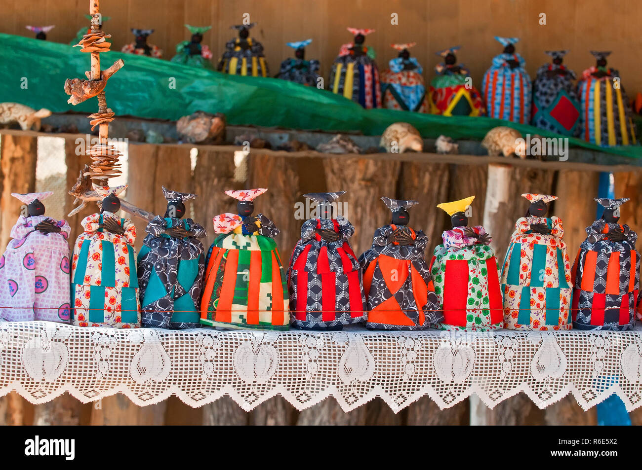 Herero Puppen Souvenirs zum Verkauf auf einen Stall in Windhoek Namibia Süd West Afrika Stockfoto