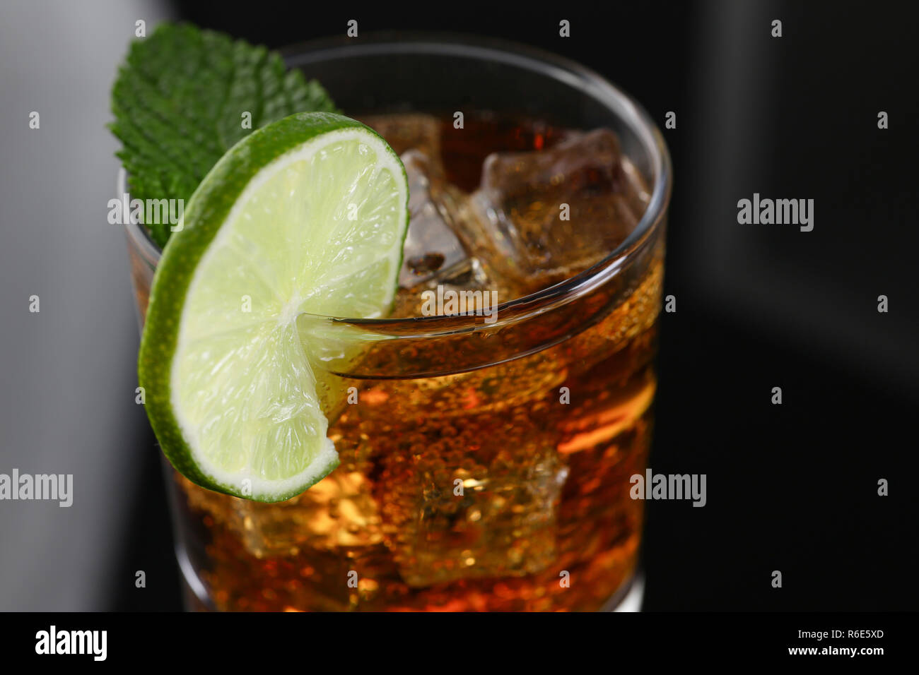 Cocktail mit Cola und Minze Stockfoto