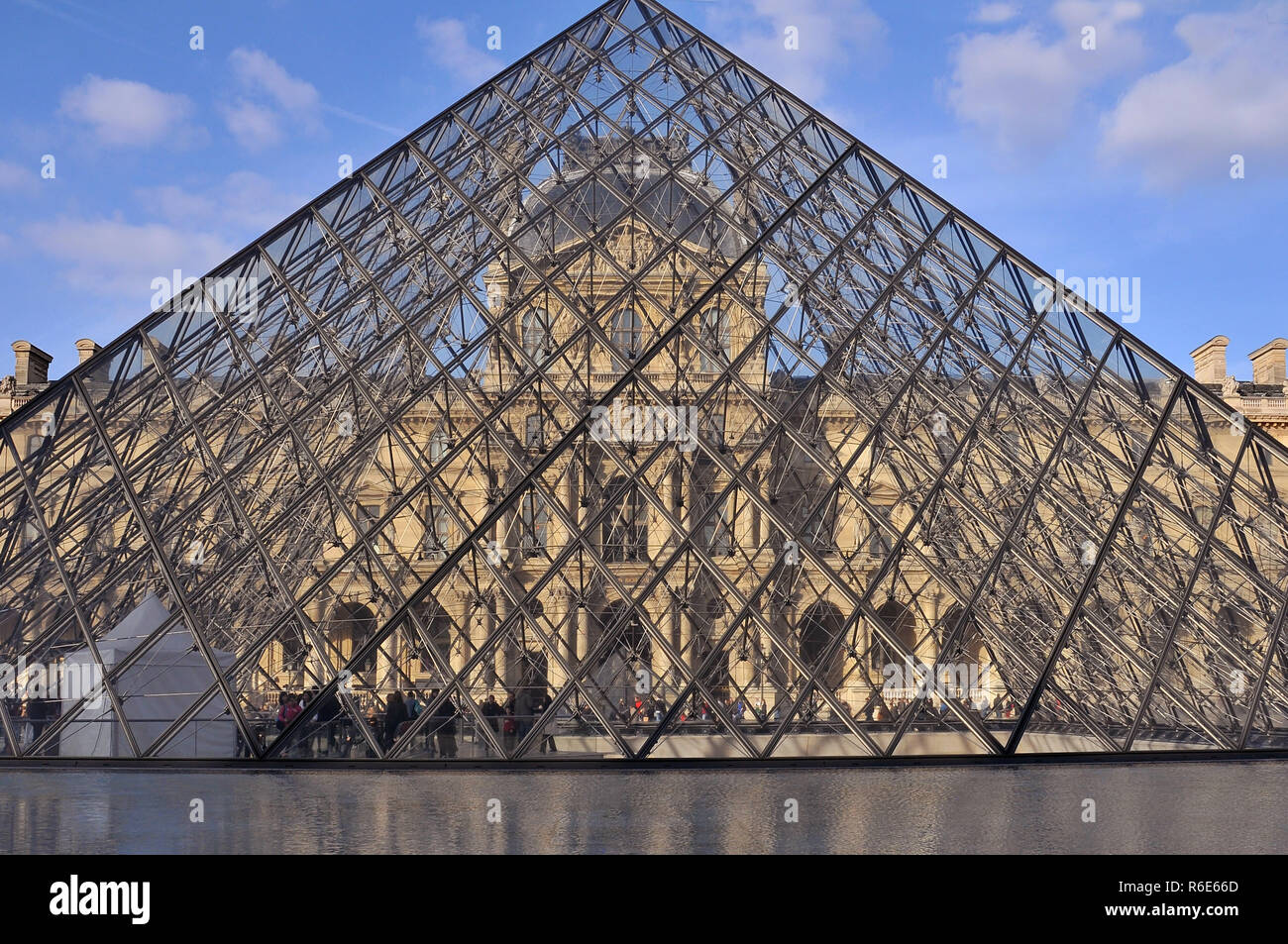 Anzeigen Fragmente der Louvre Gebäude und Pyramide in den Innenhof (Cour Napoleon) von Louvre Museum Museum Louvre ist eines der größten und am meisten besuchten Mus Stockfoto