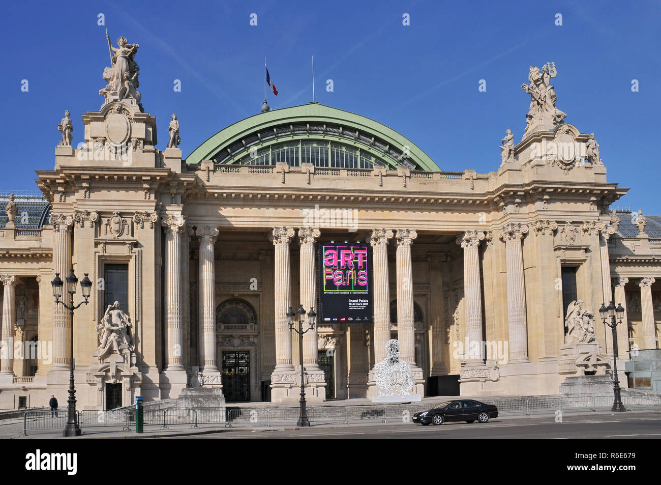 Fassade Der große Palast (Grand Palais) an einem bewölkten Tag in Paris, Frankreich Stockfoto