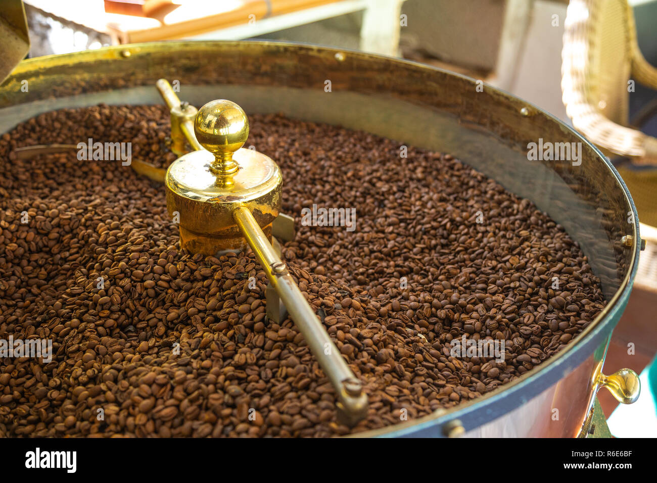 Nahaufnahme der organischen Kaffeebohnen geröstet in einem kleinen braten Haus Stockfoto