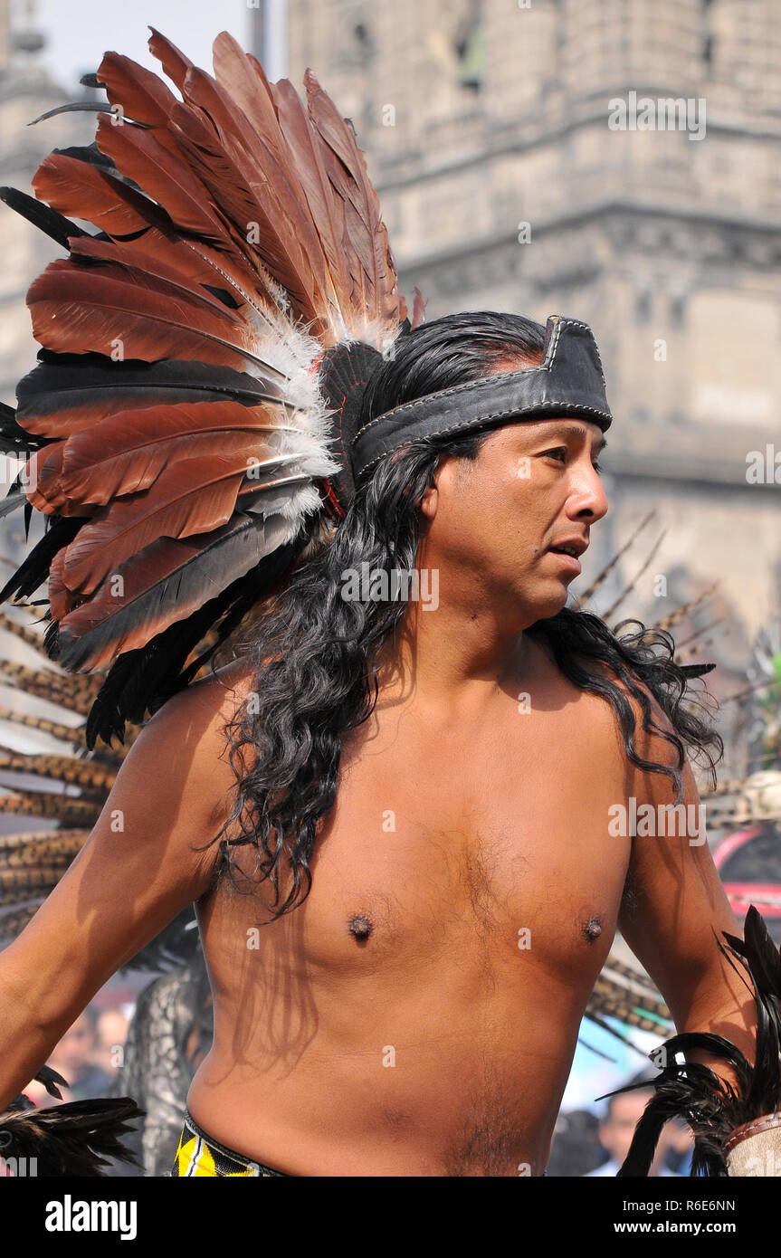 Einer aztekischen Tänzer während einer Zeremonie im Zocalo in Mexico City Stockfoto