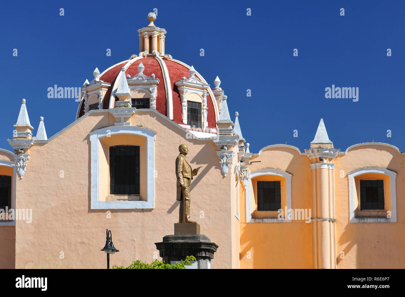 Die Pfarrei San Pedro Kirche am Hauptplatz der Stadt Cholula, Mexiko Stockfoto