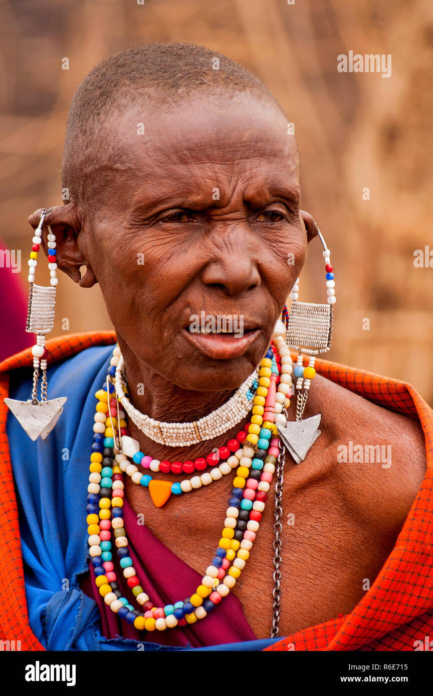 Massai Frau mit traditionellen Kleidung und Schmuck, Kenia, Afrika  Stockfotografie - Alamy