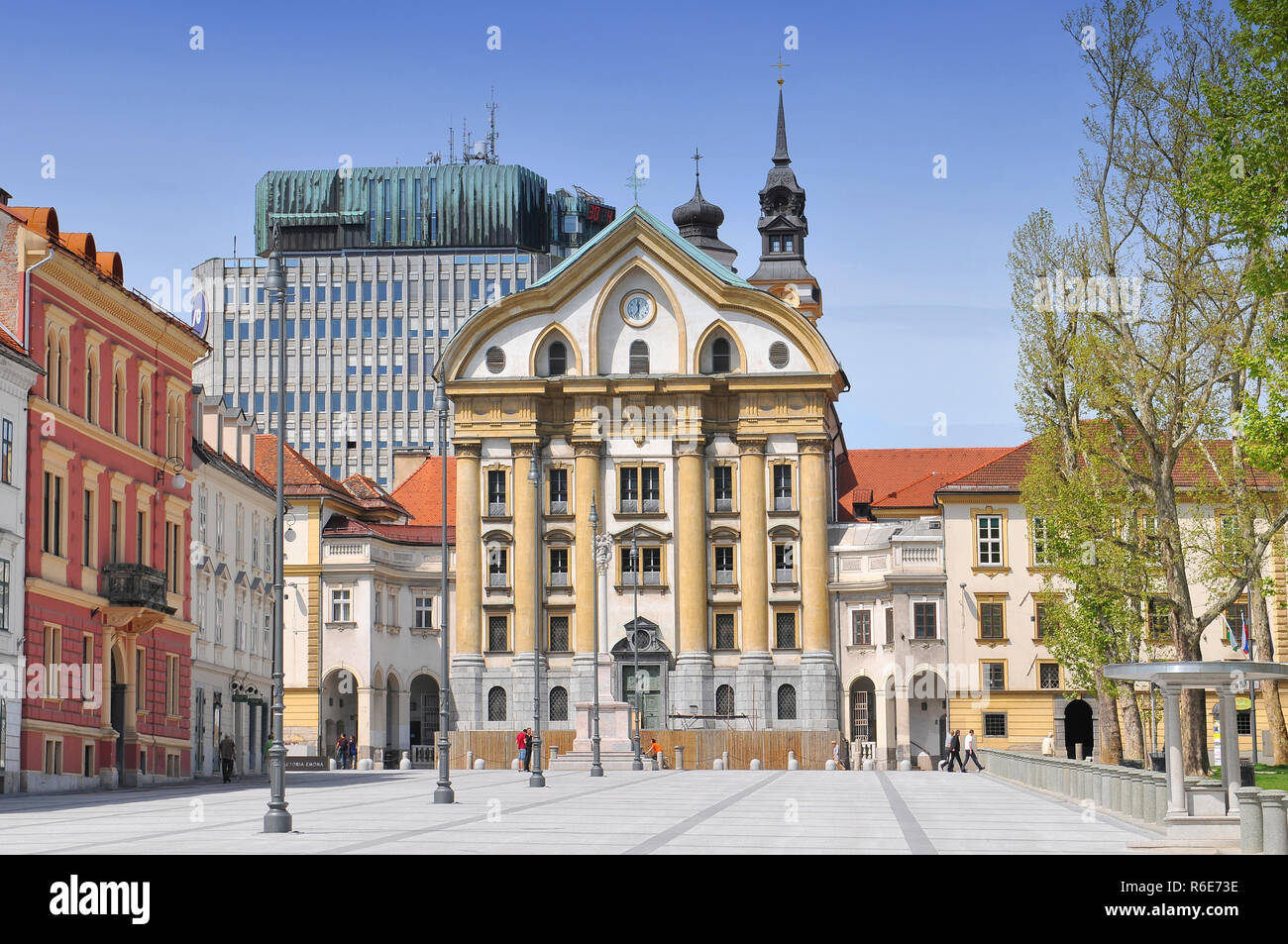 Kongress Square und Ursuline Kirche der Heiligen Dreifaltigkeit, Ljubljana, Slowenien Stockfoto