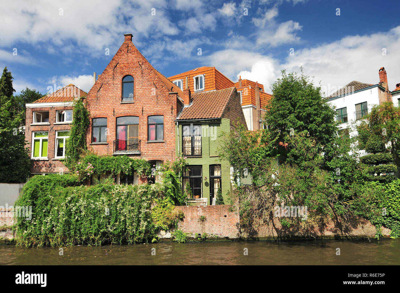 Kanal und alte Häuser in Brügge (Brugge) Belgien Stockfoto