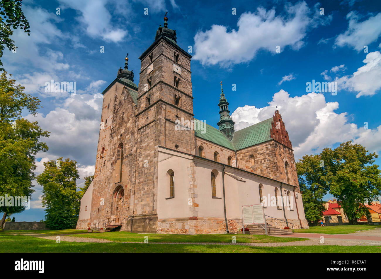 Die Stiftskirche St. Martin in Opatow, die romanische Kirche des Heiligen Martin von Tours in Opatow, in Swietokrzyskie Westpommern in Pol Stockfoto