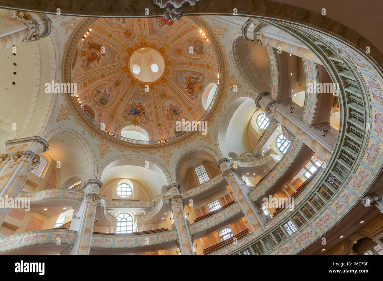 Innenansicht der Kuppel der Frauenkirche (Kirche unserer Dame) in Dresden, Deutschland Stockfoto