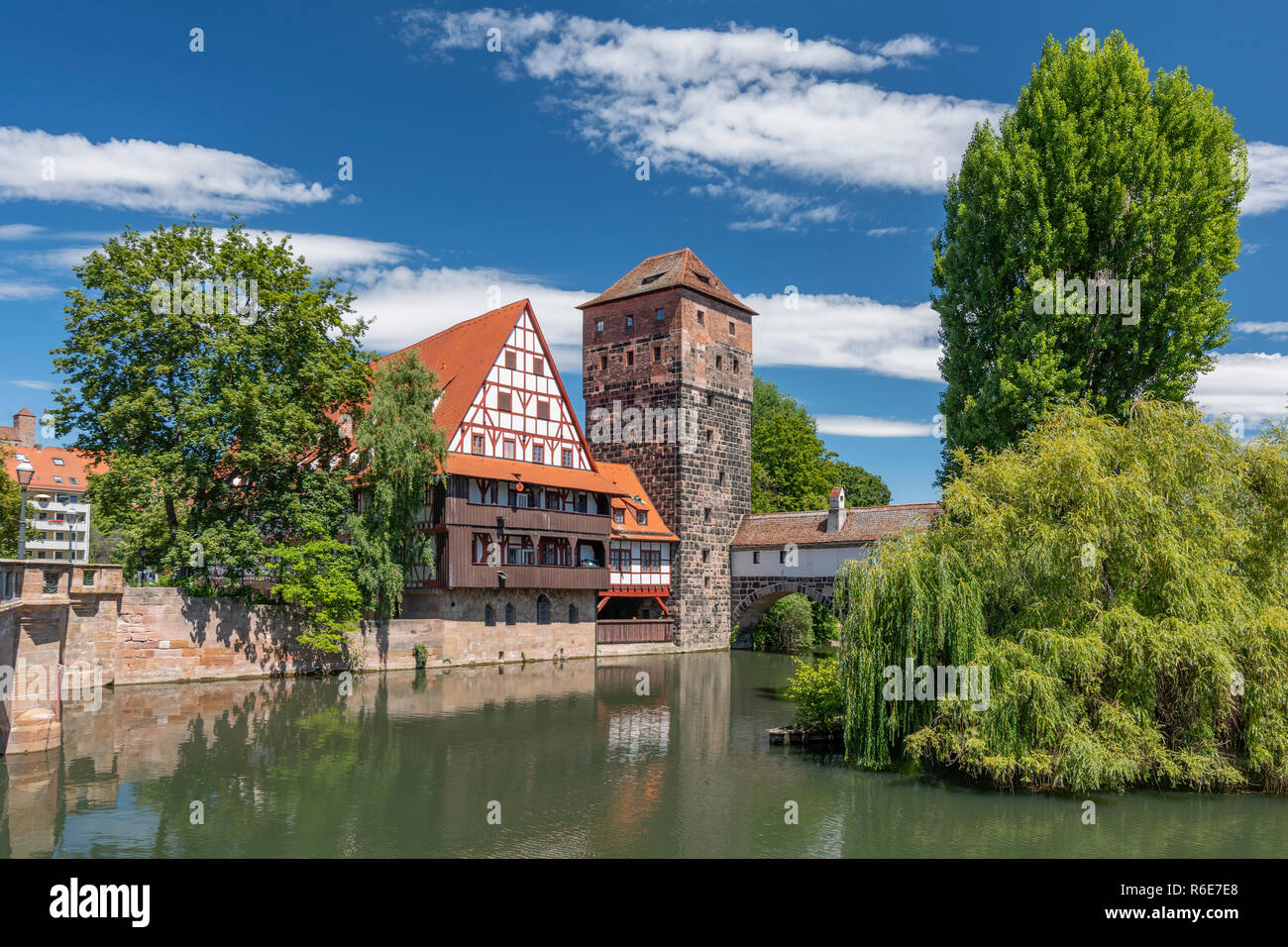 Weinstadle Fachwerkhaus und Henkersteg oder Hangmans Brücke spiegelt sich in Pegnitz Nürnberg, Bayern, Deutschland Stockfoto