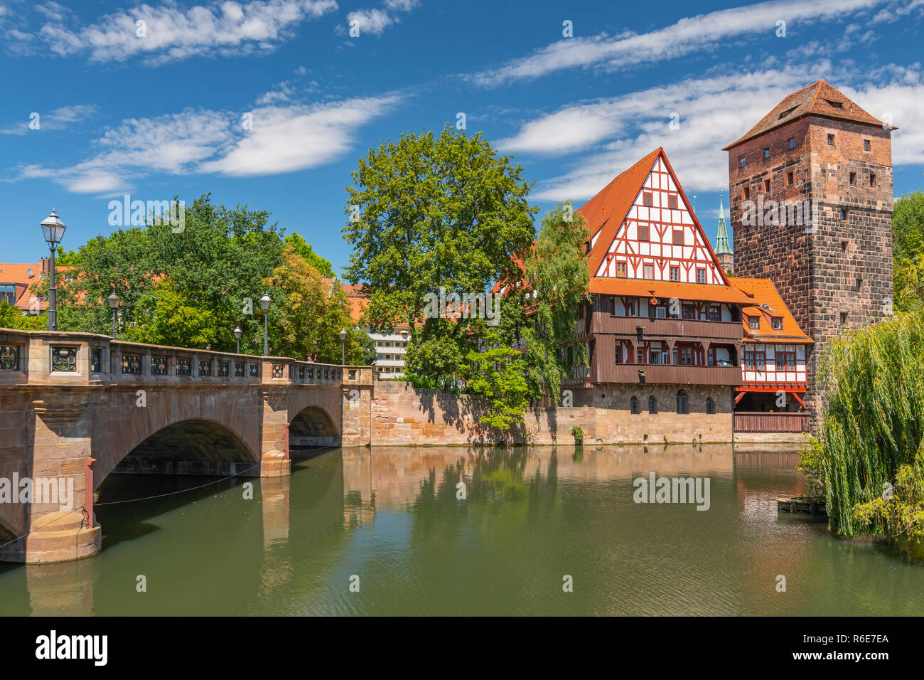 Blick auf die historischen Weinkeller oder Weinstadel, Wasserturm und Hangmans Weg oder Henkersteg neben Pegnitz in Nürnberg, Deutsch Stockfoto