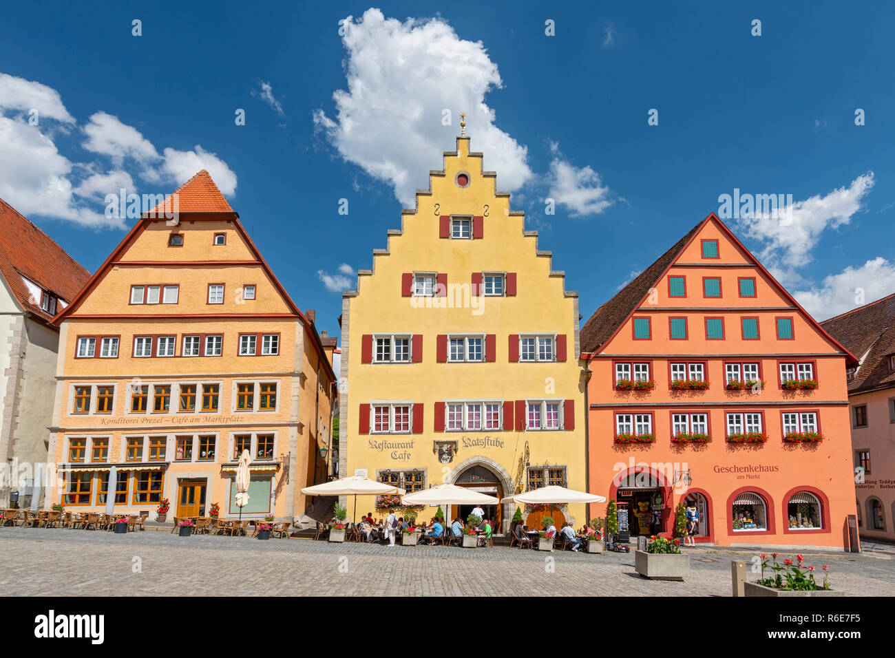 Traditionelle bayerische Häuser am Markplatz in Rothenburg o.d. Tauber, Franken, Bayern, Deutschland Stockfoto