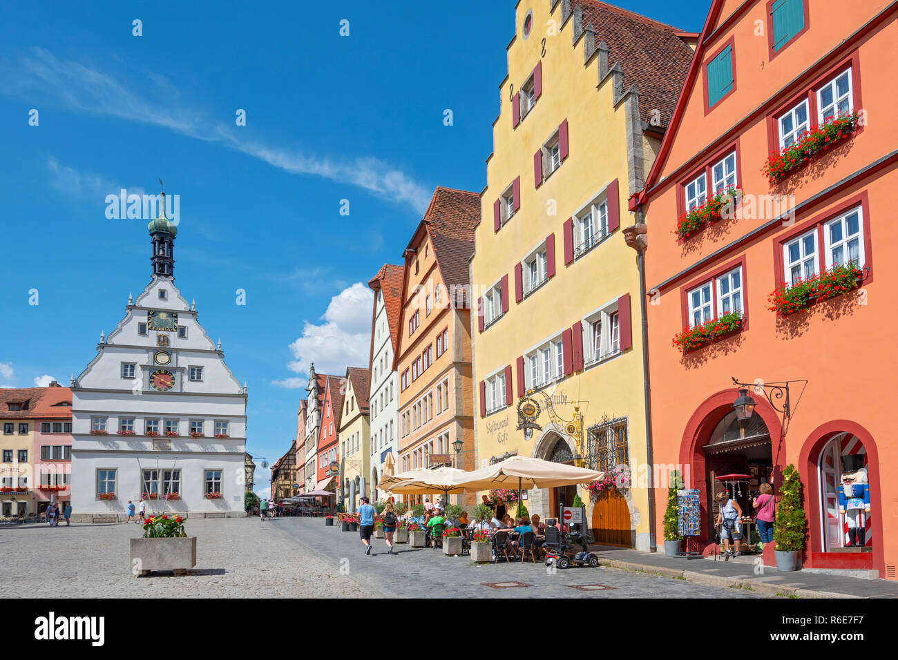 Traditionelle bayerische Häuser am Markplatz in Rothenburg o.d. Tauber, Franken, Bayern, Deutschland Stockfoto