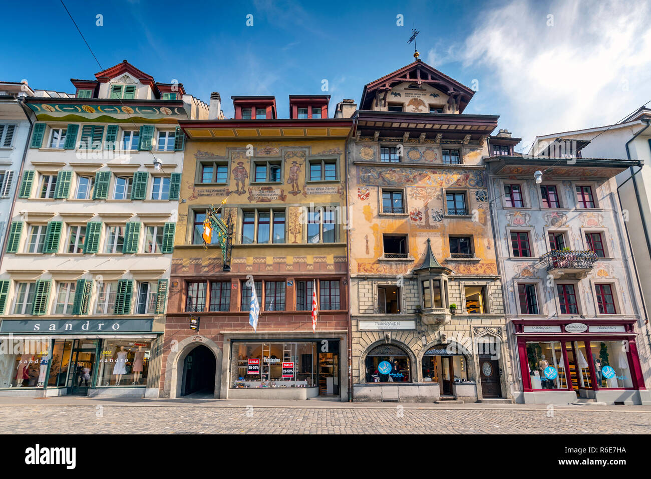 Historische Gebäude mit Fresken an der malerischen Platz Muhlenplatz in Luzern, Schweiz Stockfoto
