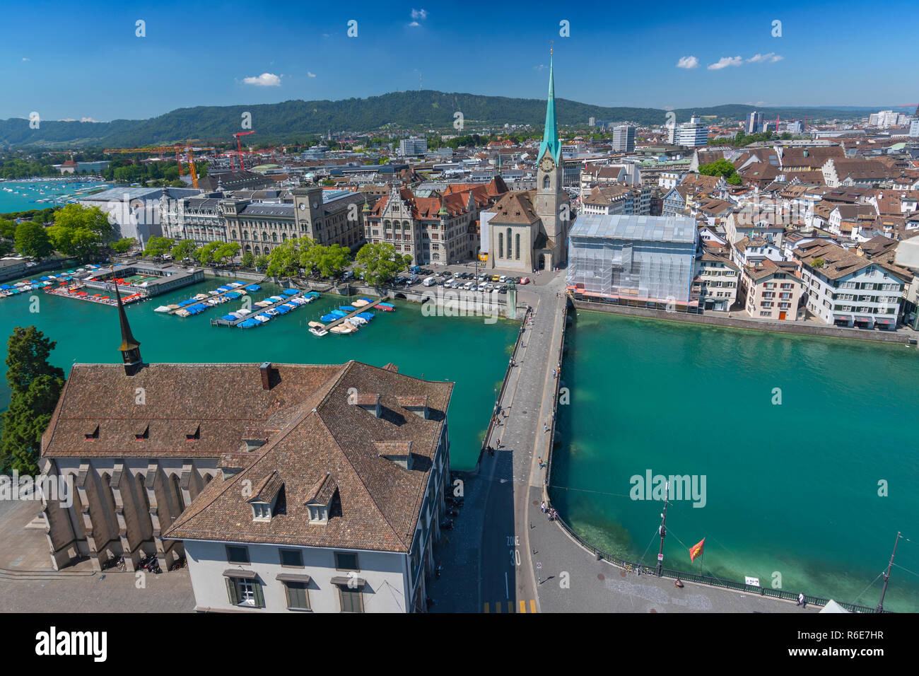 Luftbild der Altstadt von Zürich entlang der Limmat, Zürich, Schweiz Stockfoto