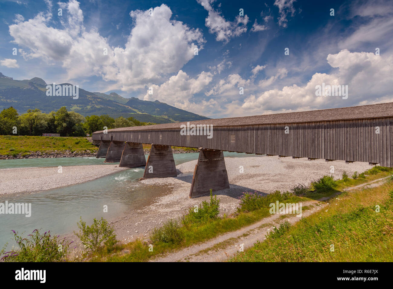 Alte Holzbrücke über den Rhein zwischen Liechtenstein und der Schweiz, in Europa Stockfoto