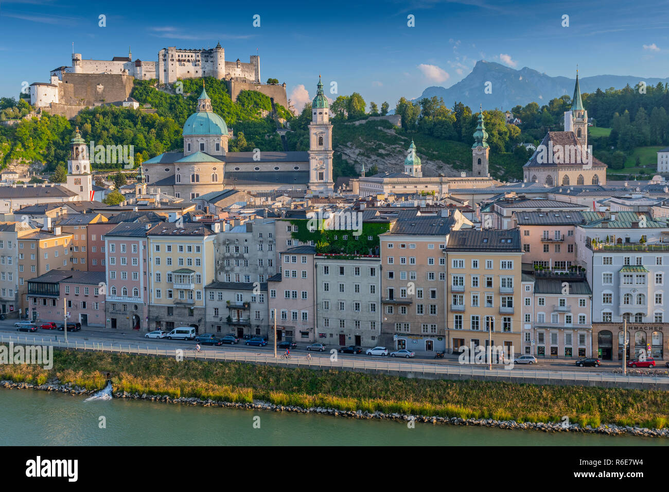 Blick vom Kapuzinerberg auf die Altstadt mit der Festung Hohensalzburg, Salzburger Dom und Stiftskirche, Salzburg Österreich Stockfoto