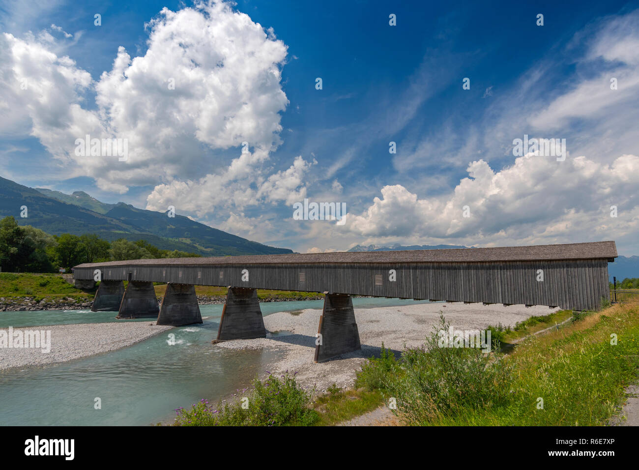 Alte Rheinbrücke aus der Schweiz nach Liechtenstein in Vaduz Stockfoto
