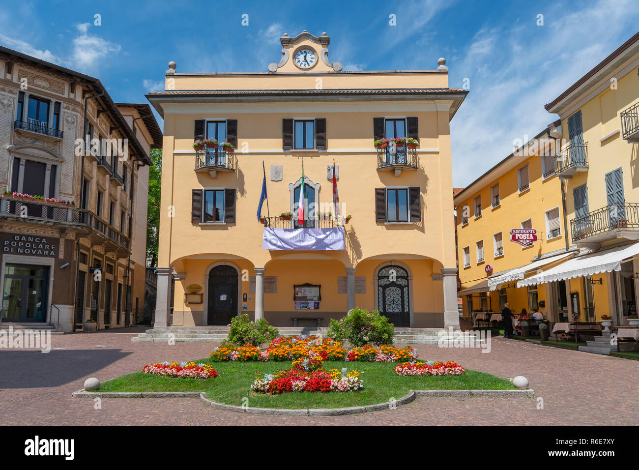 Das Alte Rathaus, ist jetzt Fremdenverkehrsbüro, Granum Museum und die öffentliche Bibliothek, Piazza Dante Alighieri Baveno, Lago Maggiore, Italien Stockfoto