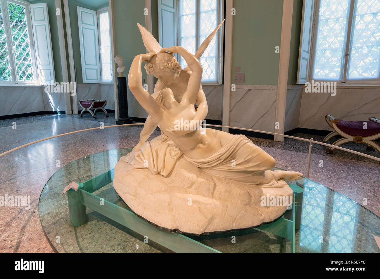 Statue von Eros und Psyche von Adamo Tadolini, ein Marmorbad Kopieren aus dem ursprünglichen Modell von Antonio Canova, Villa Carlotta, Tremezzo, Comer See verwendet werden, Stockfoto