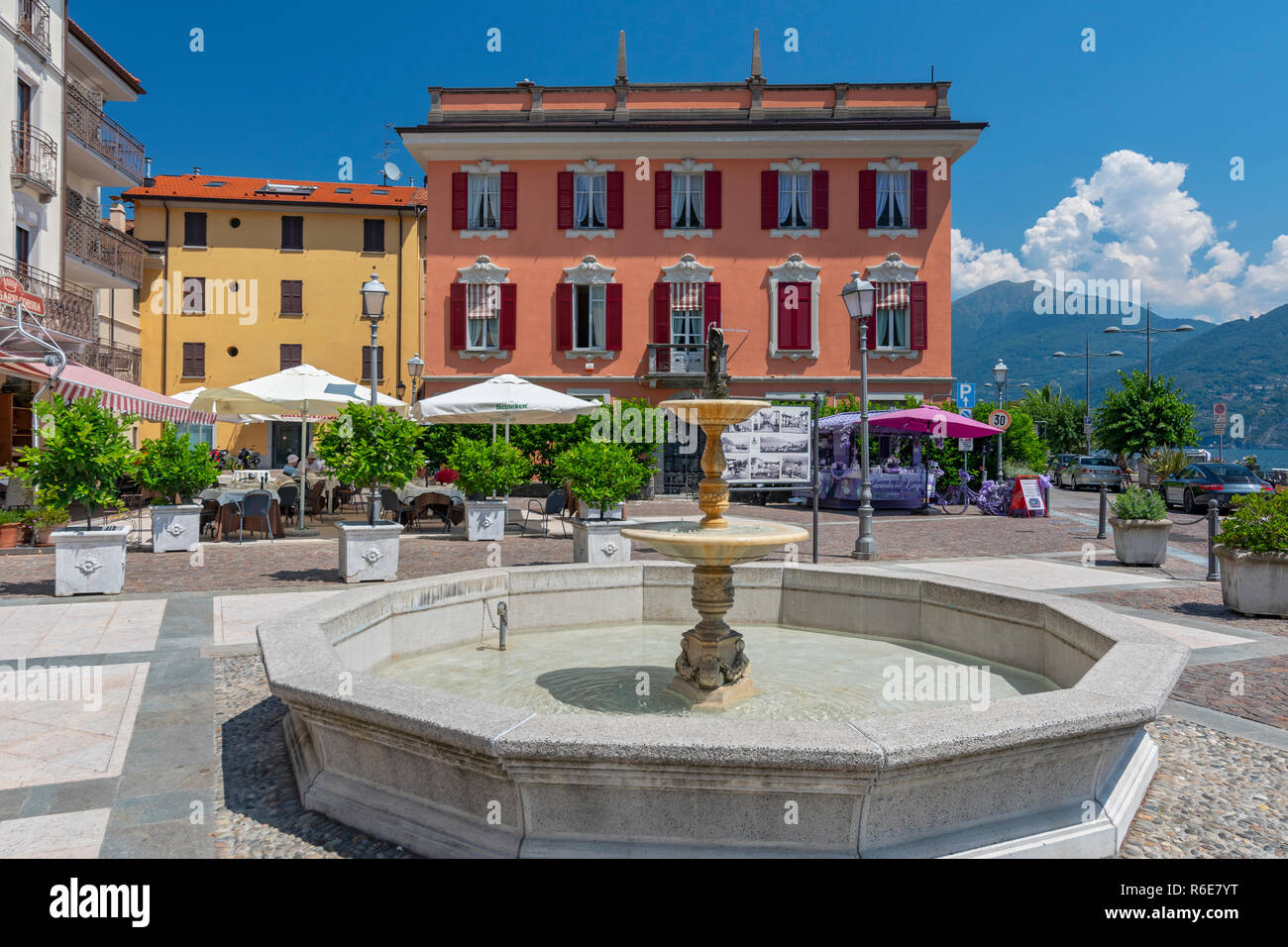 Piazza Largo Cavour und Brunnen in Menaggio am Comer See, Lombardei, Italien Stockfoto