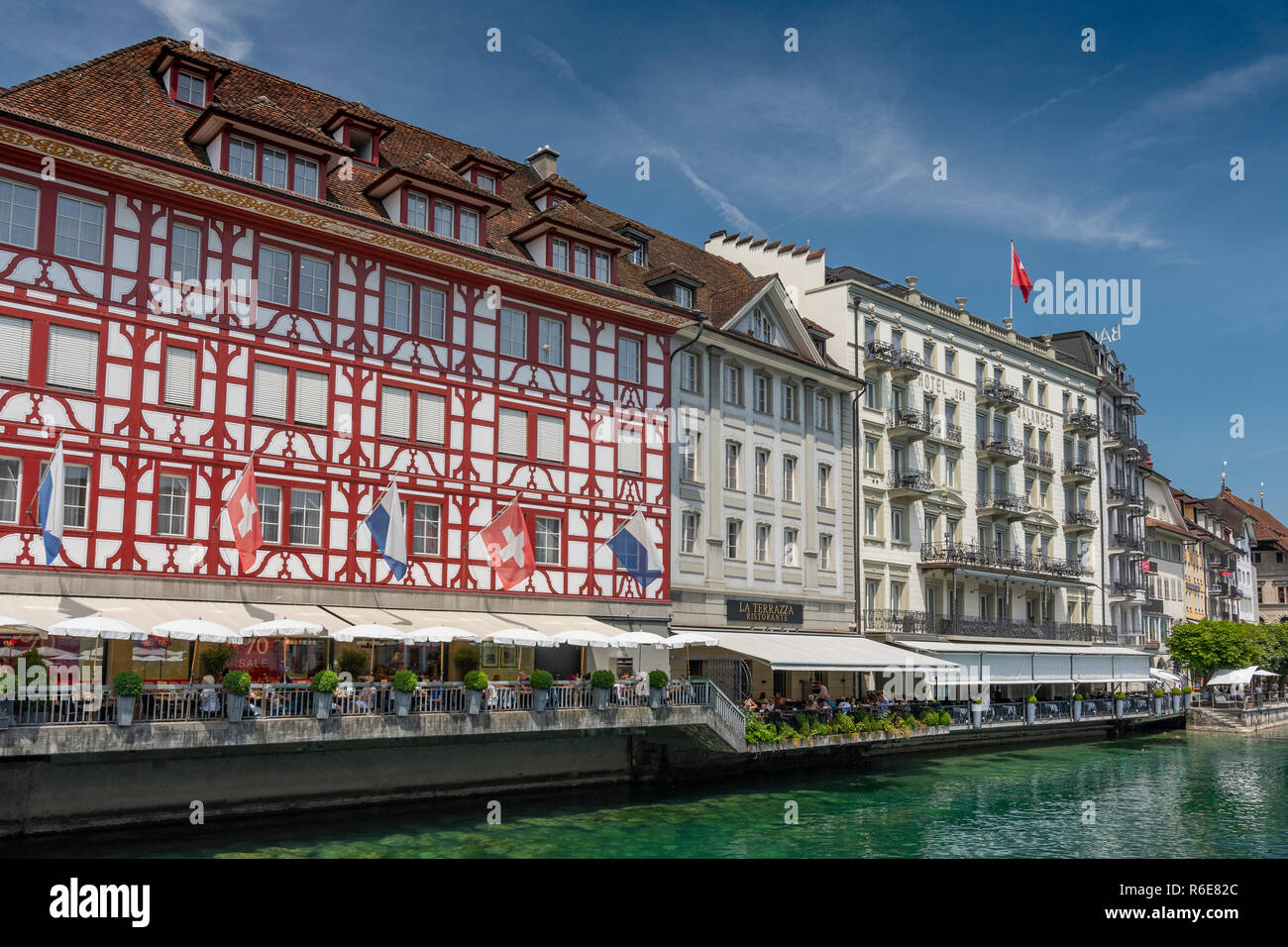 Blick auf das Schild Luzern Kramgasse und Hotel Des Balances in Luzern, Schweiz Stockfoto