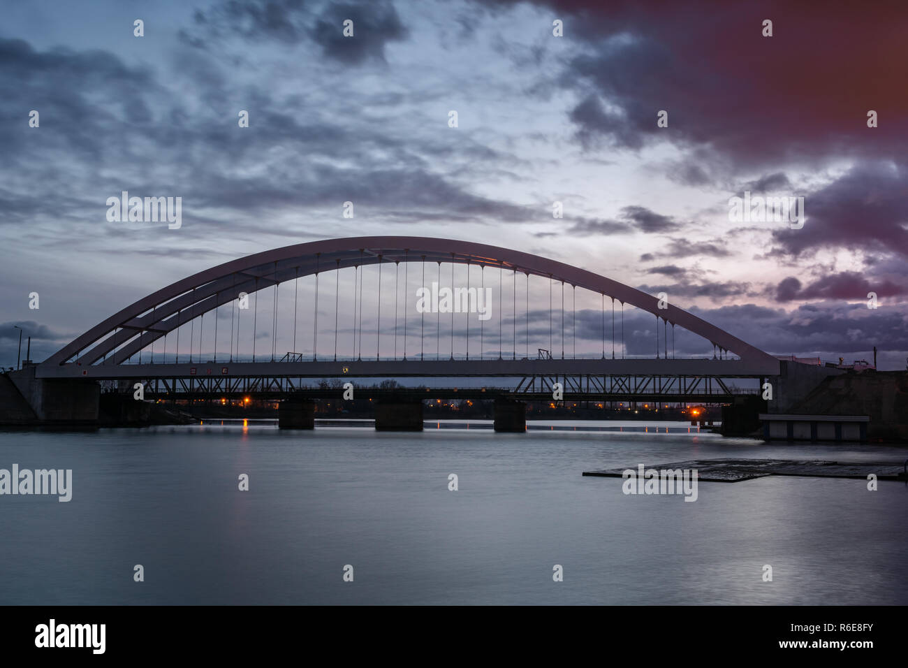 Eisenbahnbrücke über den Fluss Wisla Martwa bei Dämmerung in Danzig. Polen Europa. Stockfoto