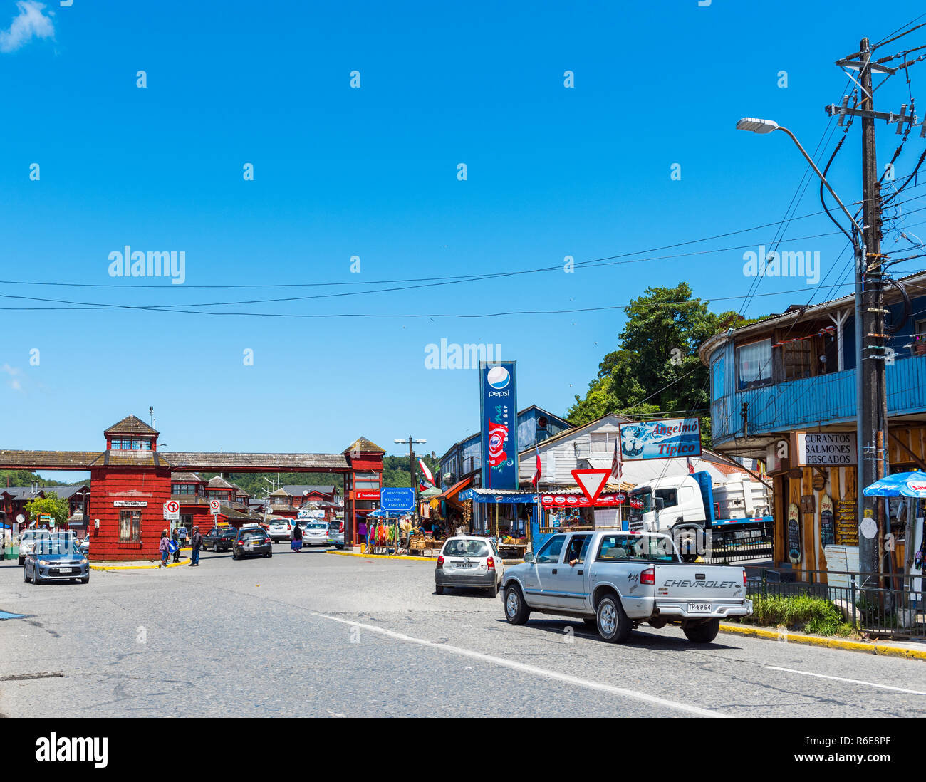 PUERTO MONTT, CHILE - Januar 12, 2018: Blick auf die Stadt Straße und Verkehr. Kopieren Sie Platz für Text Stockfoto