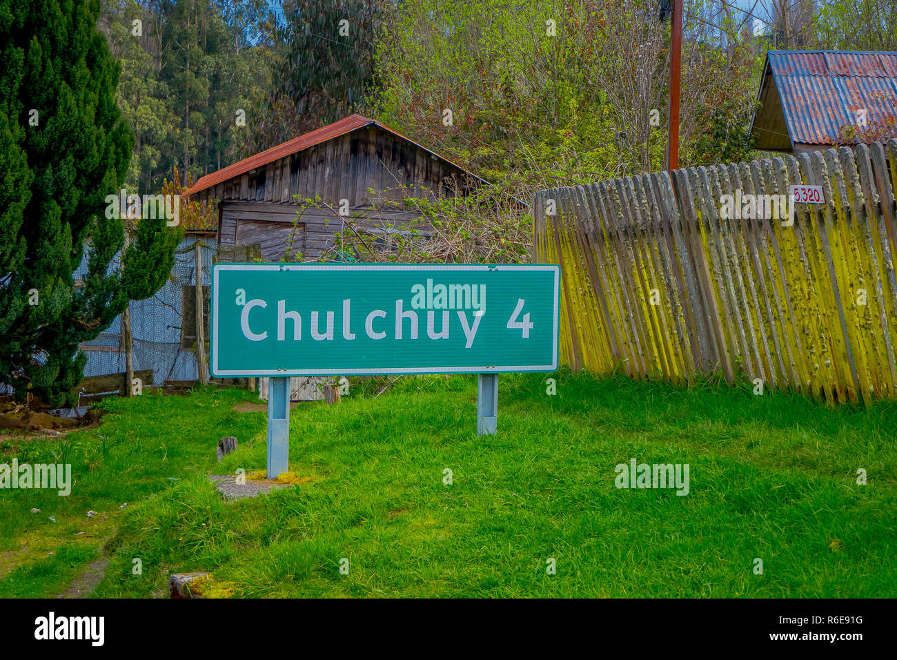 CHILOE, CHILE - September, 27, 2018: Im freien Blick auf informative Zeichen der quinchao Kirche, eines der Weltkulturerbe Holzkirchen in Chiloe Insel, Süden von Chile Stockfoto