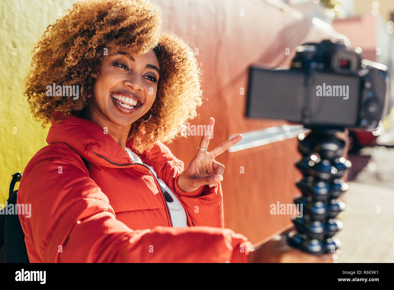 Lächelnd afro-amerikanische Frau, die Reisenden einen selfie mit Ihrer Digitalkamera. Lächelnd weibliche touristische Aufnahme Inhalt für Ihren Blog im Freien Holding Stockfoto