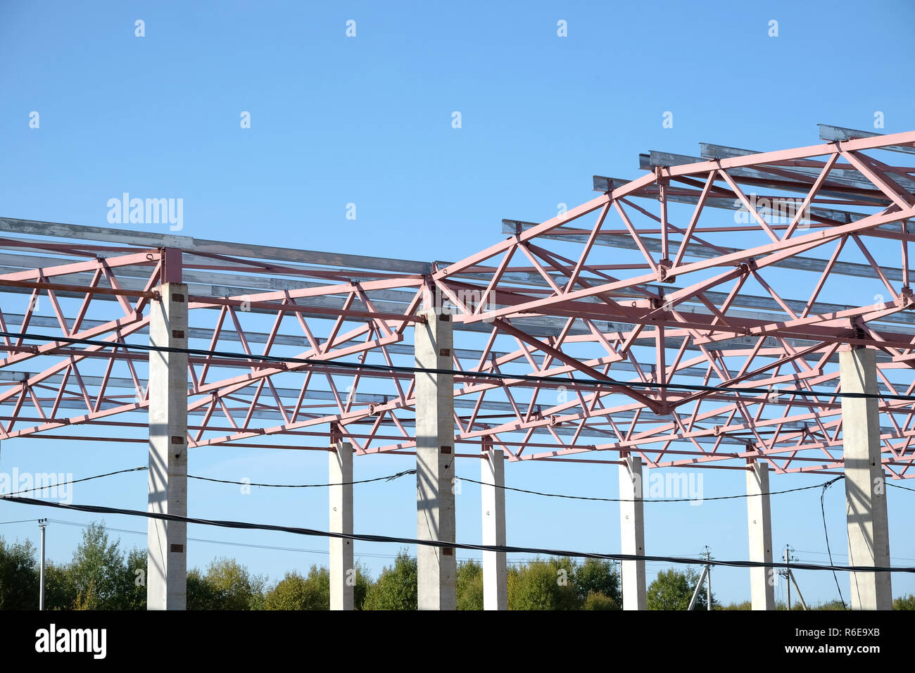 Außenbereich, Industrie Landschaft Gebäude rahmen Bau auf sonnigen Sommertag über blauen wolkenlosen Himmel Stockfoto