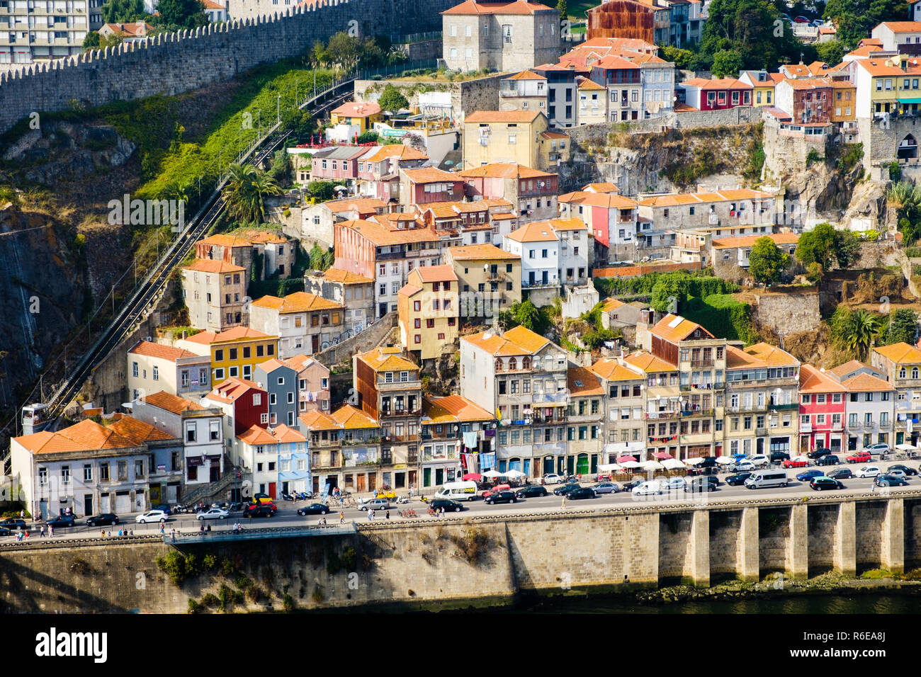 Vila Nova de Gaia, Portugal - 16. September 2018: Am Ufer des Flusses Douro der Stadt Porto mit seiner schönen Architektur, Portugal Stockfoto