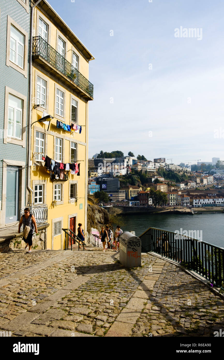 Porto, Portugal, September 16, 2018: Am Ufer des Flusses Douro die schöne Stadt Porto und auf dem anderen Ufer die Seidentapeten Stadt Vila Nova Stockfoto