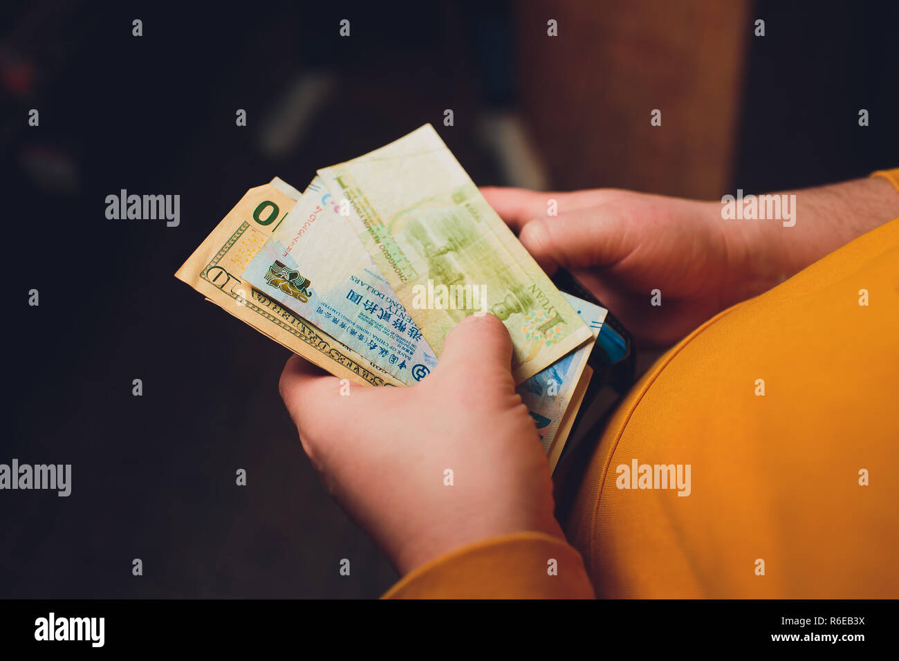 Menschen mit einer Mappe in der Hand, Chinese Yuan Geld. Stockfoto