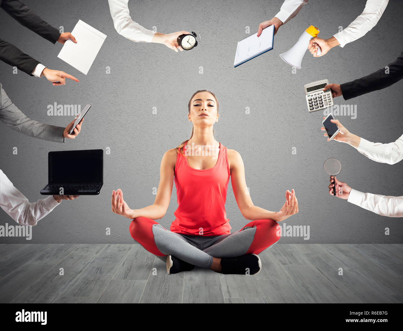 Frau versucht, mit Yoga durch Stress Ruhe zu behalten und im Wok Überarbeitung Stockfoto