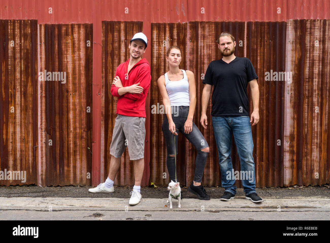 Happy Gruppe von Freunden Lächeln und während Sie gegen die ständigen Stockfoto