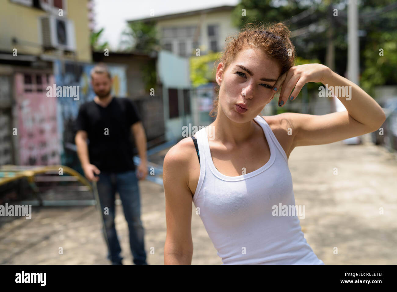 Junge schöne Mädchen im Teenageralter, lustiges Gesicht mit Jungen bearde Stockfoto