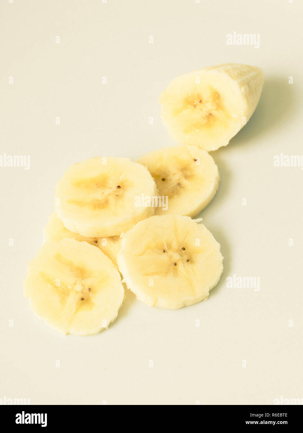 Bananenscheiben auf einer Platte Stockfoto