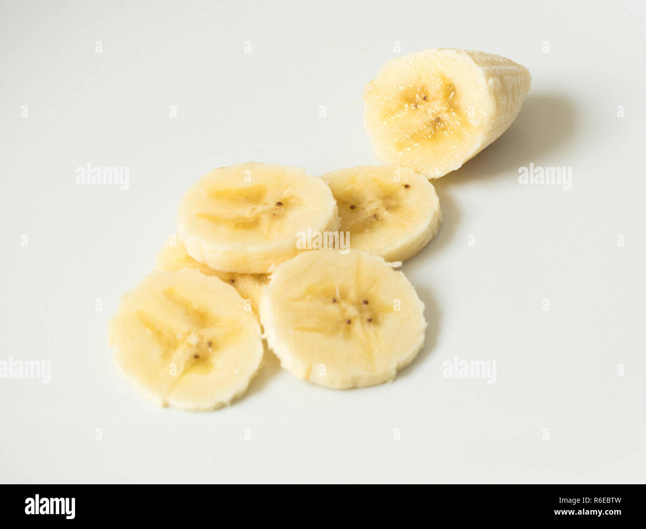 Bananenscheiben auf einer Platte Stockfoto