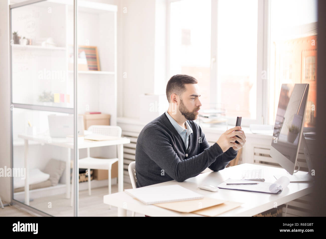 Mann mit Smartphone bei der Arbeit Stockfoto