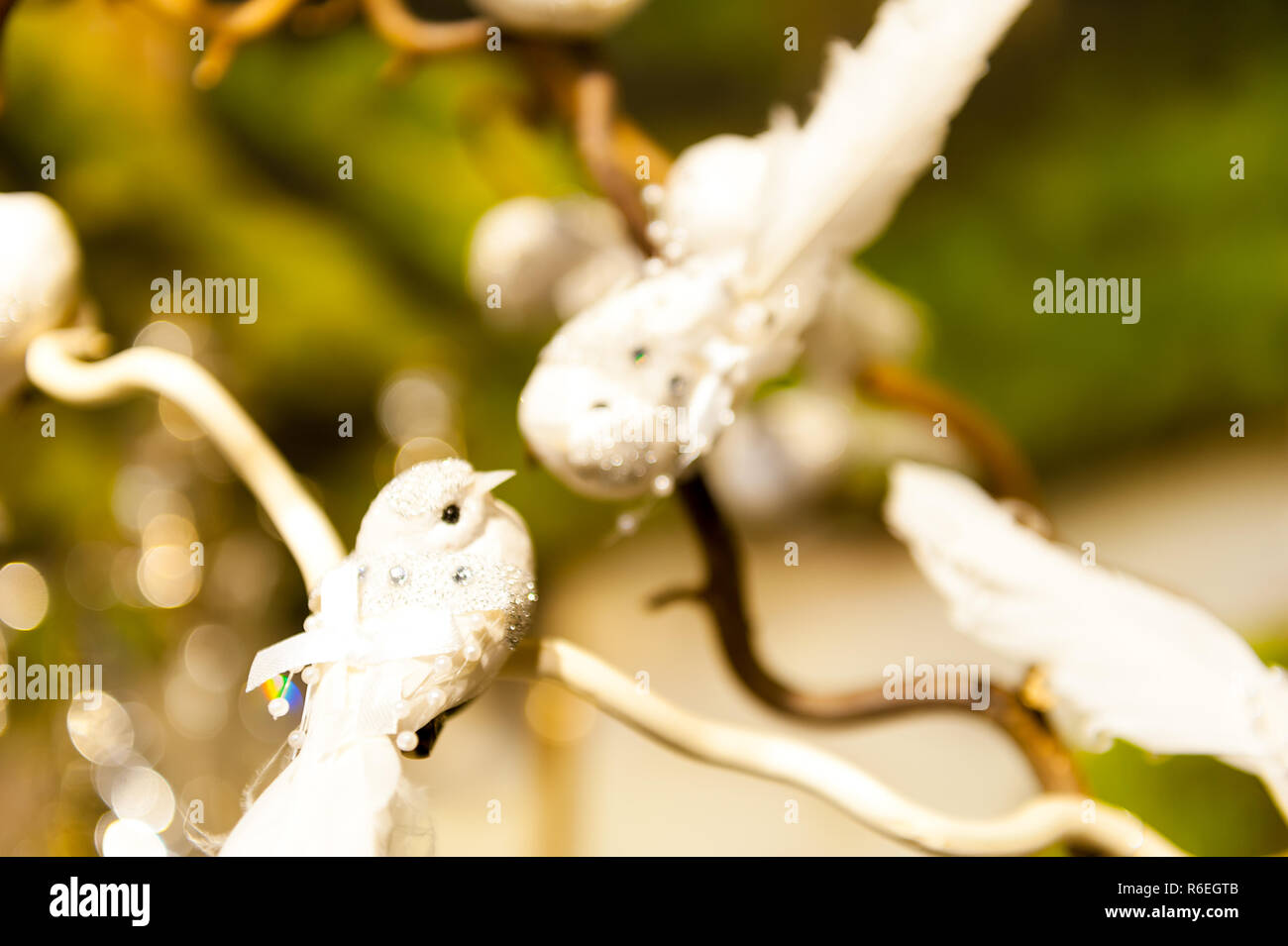Keramik niedlichen Vogel einen Holz- Niederlassung. Stockfoto