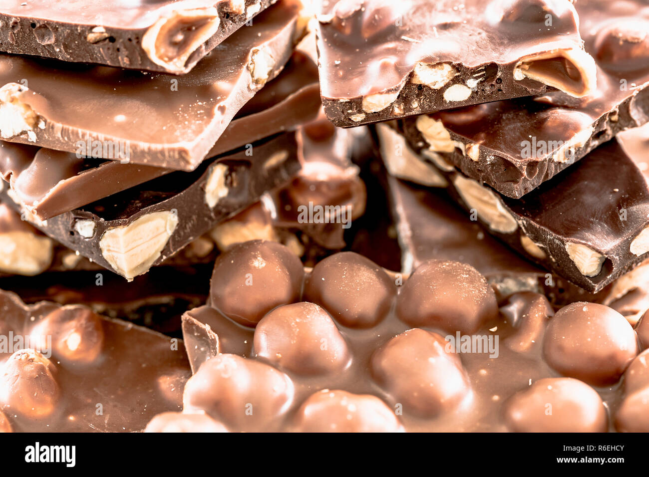 Mutter Schokolade mit ganzen Haselnüssen - Nahaufnahme Stockfoto