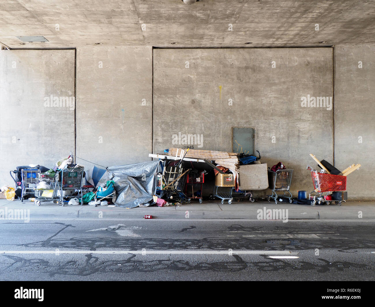 Obdachlose Lager unter Autobahn-überführung Stockfoto