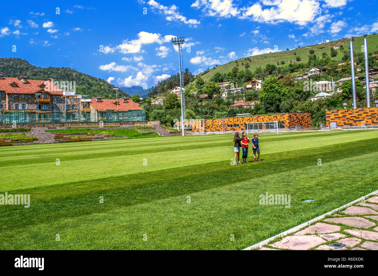 Dilijan, Armenien, August 24,2018: Blick auf das Stadion und die internationale Hochschule Studentenwohnheim mit Dilijan Vorstädte und private Häuser bin Stockfoto